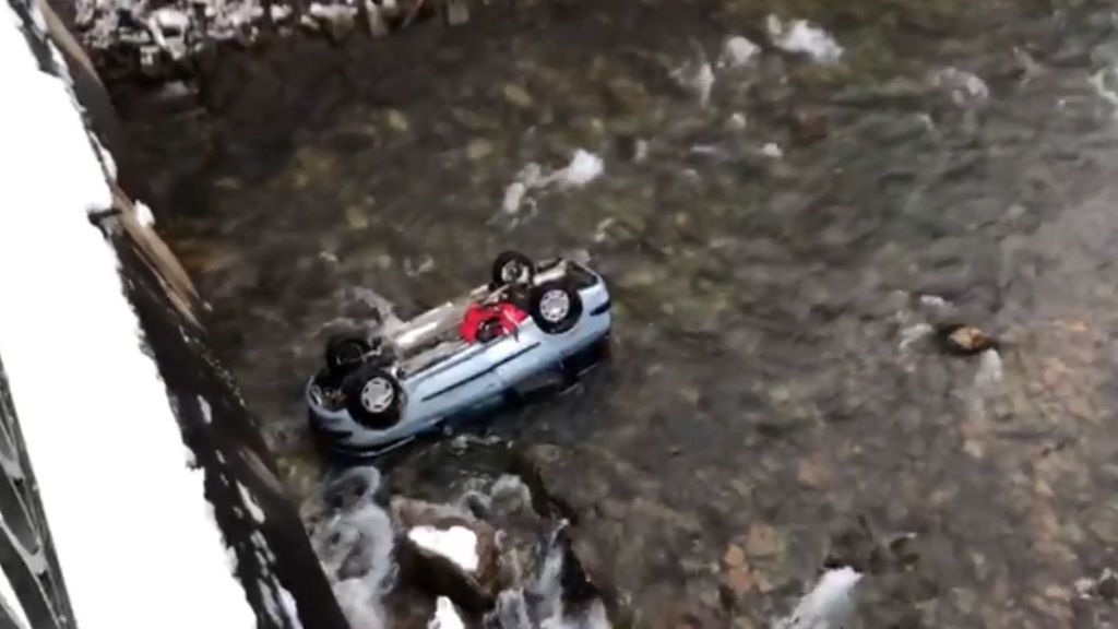 Muere un hombre de 80 años al caer con su coche a un río por la nieve en Cantabria