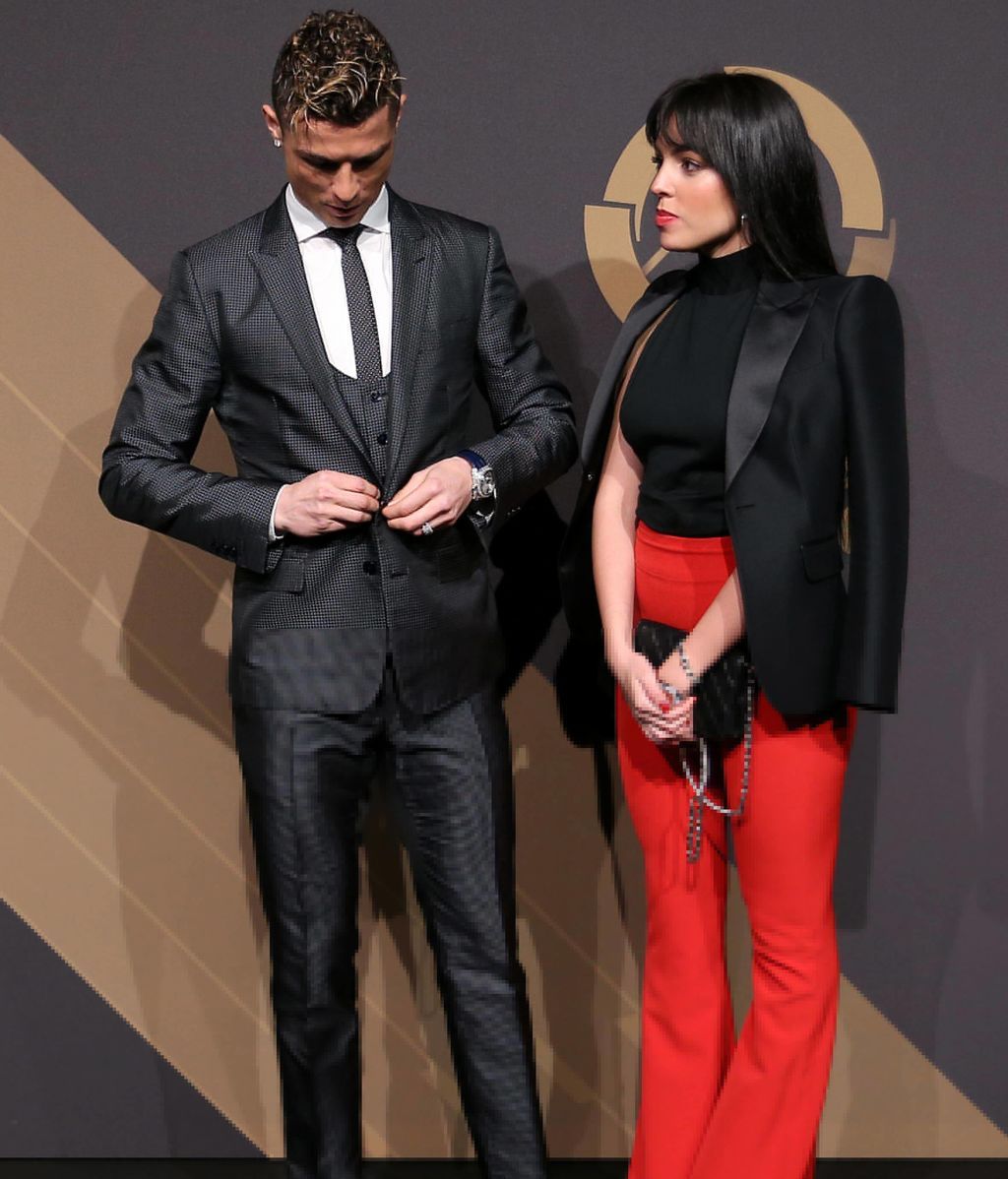 Flequillo... ¡y brackets! La revolución estilística de Georgina en su posado con Ronaldo en los Premios Quinas