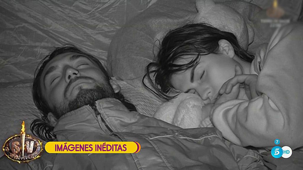 Imágenes inéditas de 'Supervivientes': Sofía y Logan duermen juntos