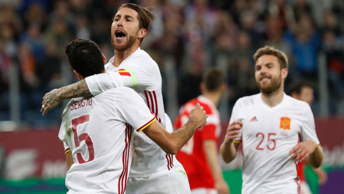 Sergio Ramos celebra con Sergio Busquets uno de los dos tantos que anotó el pasado noviembre en el amistoso frente a Rusia.