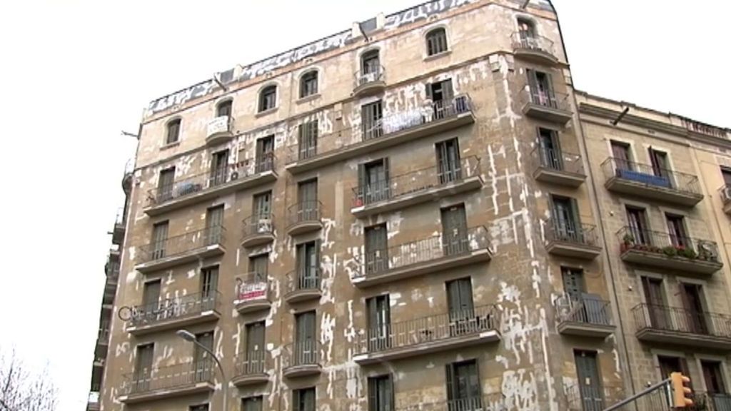 Un fondo buitre desaloja a una veintena de familias de un edificio en Barcelona