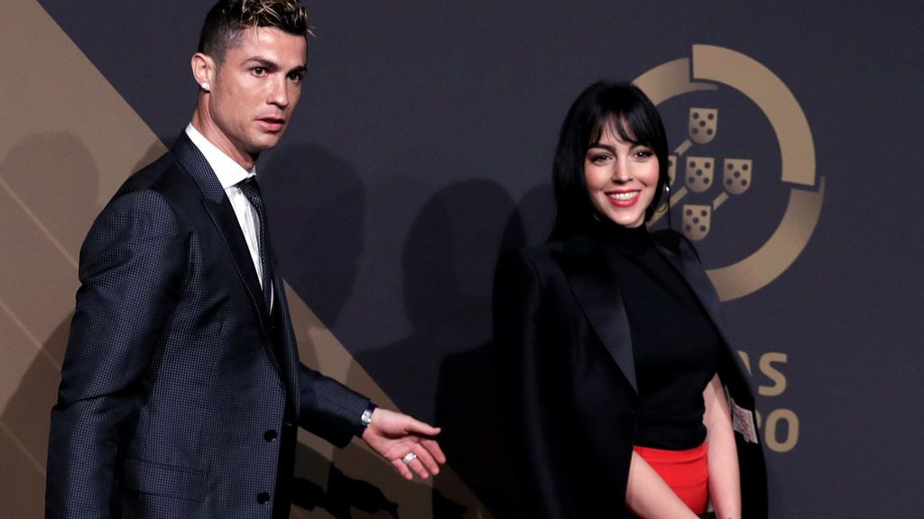 Flequillo... ¡y brackets! La revolución estilística de Georgina en su posado con Ronaldo en los Premios Quinas