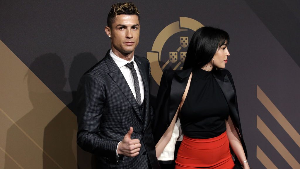 Flequillo... ¡y brackets! La revolución estilística de Georgina en su posado con Ronaldo en los Premios Quinas