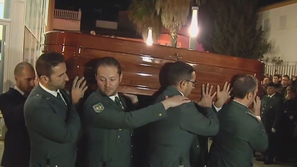 Emotiva despedida de familiares y compañeros al guardia civil fallecido en Guillena