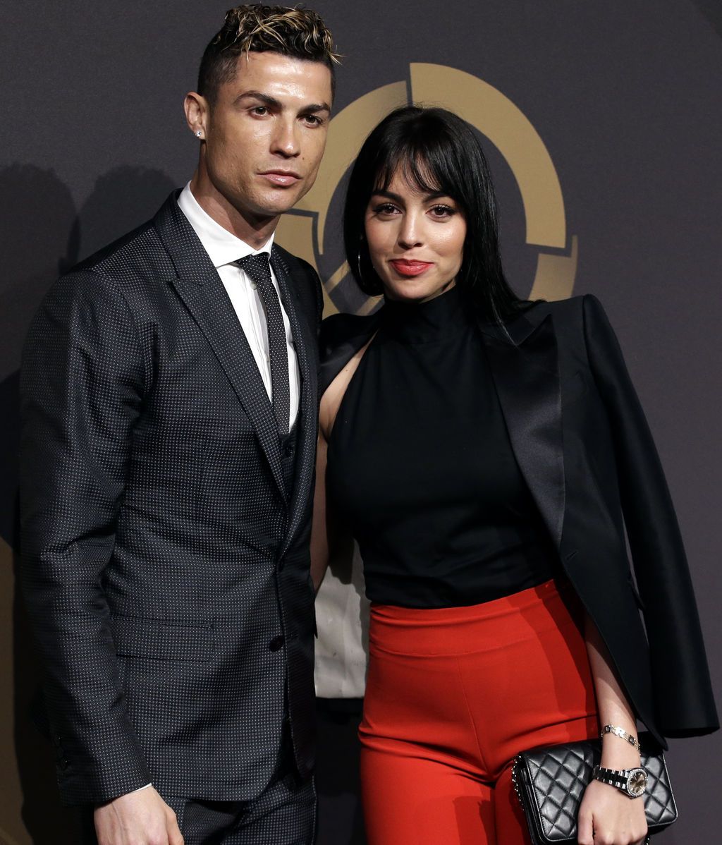 Flequillo... ¡y brackets! La revolución estilística de Georgina en su posado con Ronaldo en los Premios Quinas