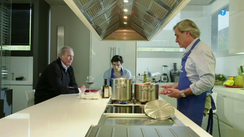 Carlos Sainz se enfrenta a la cocina en 'Mi casa es la tuya': "¿Freno, acelero, qué hago?"