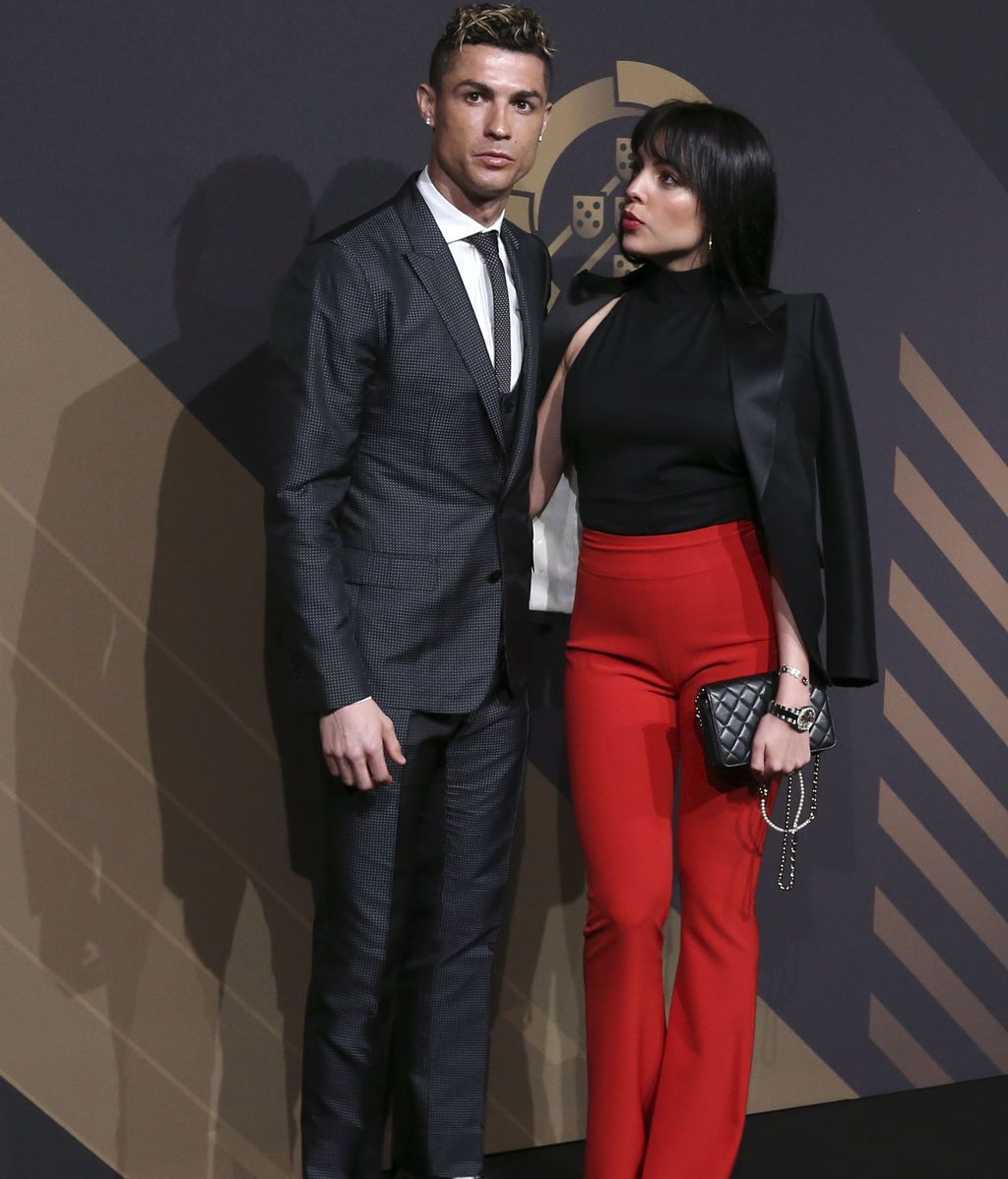 Flequillo... ¡y brackets! La revolución estilística de Georgina en su posado con Ronaldo en los Premios Quinas