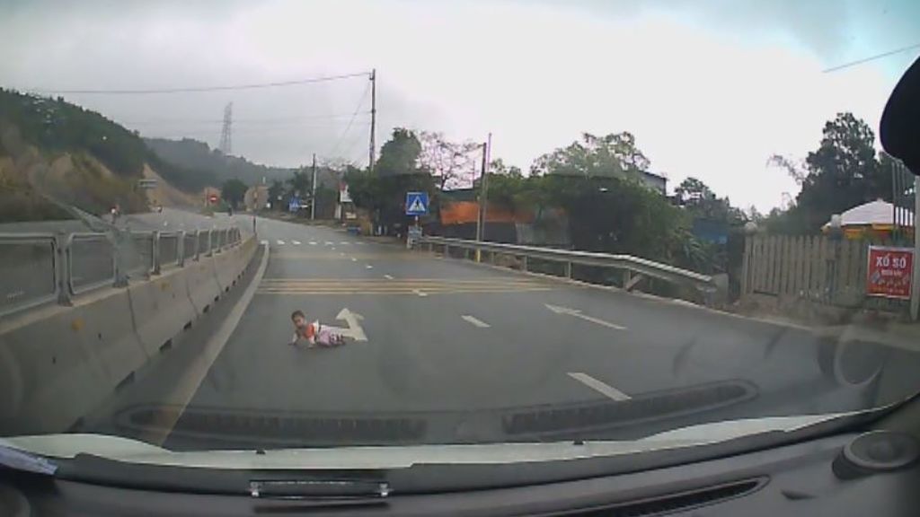 Un conductor rescata a un bebé que cruzaba a gatas una carretera de cuatro carriles