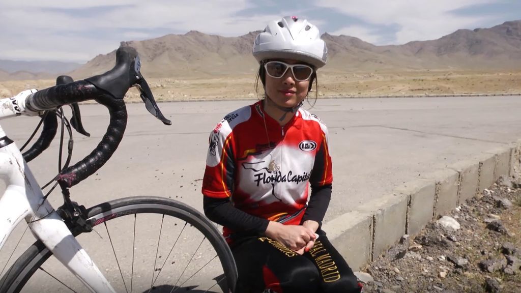 La lucha de una ciclista de 18 años en Afganistán: “Cuando entrenamos nos tiran piedras y nos insultan”