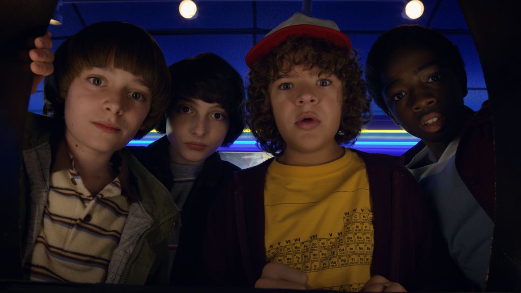 Noah Schnapp (Will Byers), Finn Wolfhard (Mike Wheeler), Gaten Matarazzo (Dustin Henderson) y Caleb McLaughlin (Lucas Sinclair), en la segunda temporada de ‘Stranger things’.