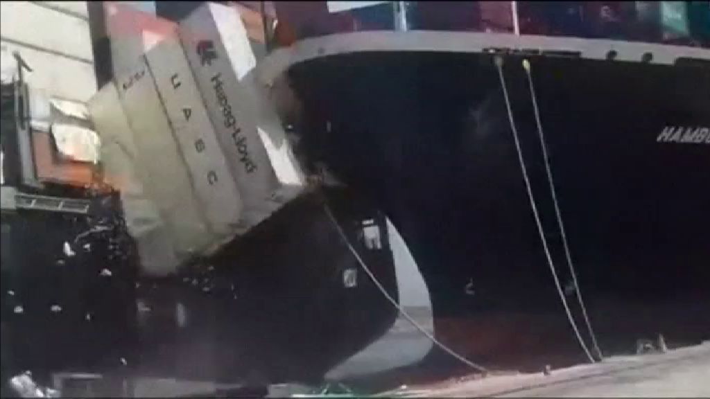 Imágenes del momento en que dos cargueros colisionan en un puerto de Pakistán
