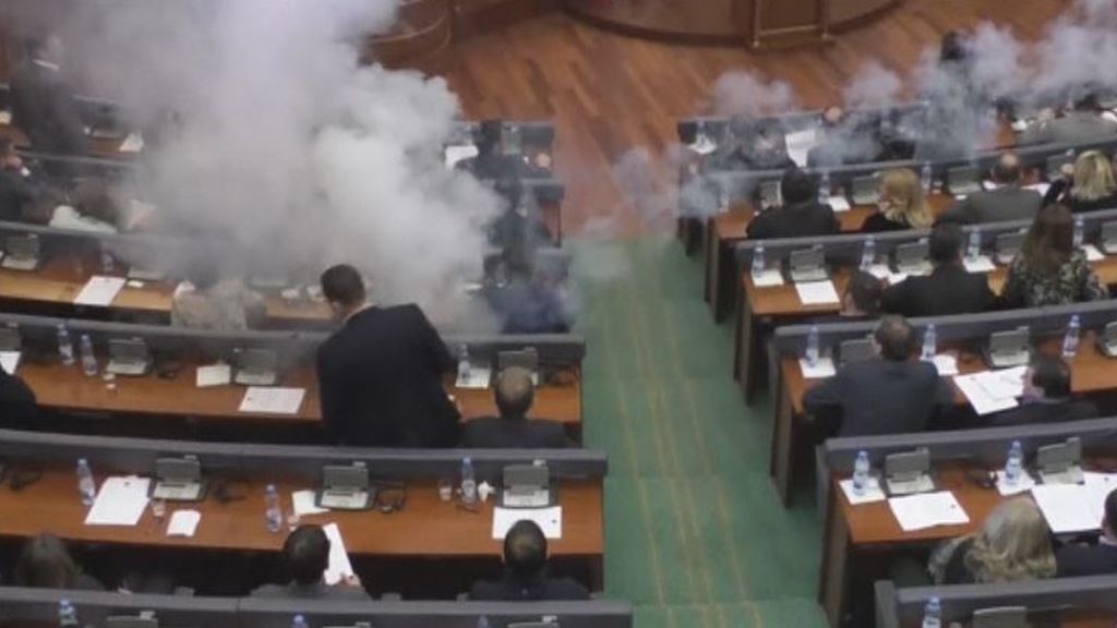 La oposición lanza varias bombas de humo en el interior del parlamento de Kosovo