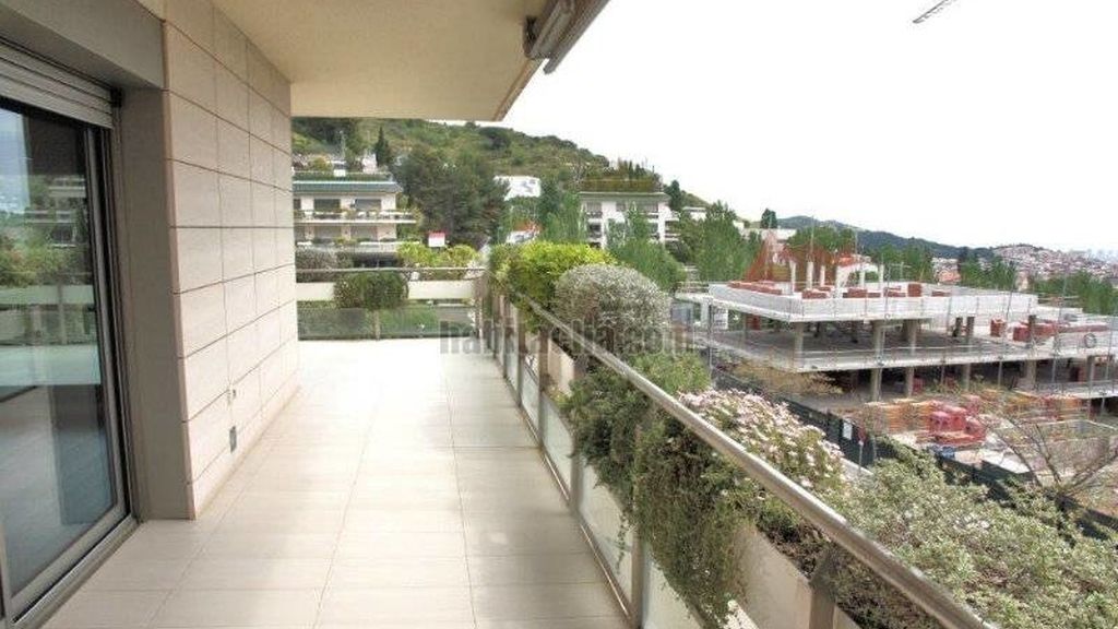 La terraza, también muy extensa y con vistas a las zonas comunes