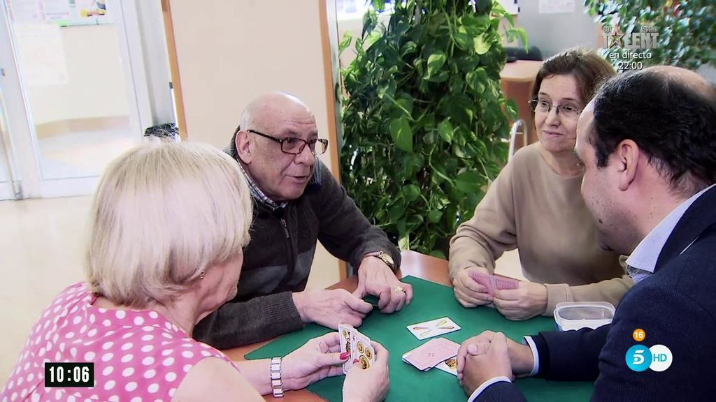 El economista José Carlos Díez se reúne con tres pensionistas que viven "al límite" El economista José Carlos Díez se reúne con tres pensionistas que viven "al límite"