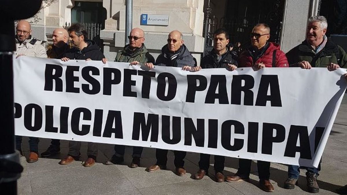 Policías de Madrid piden ante Cibeles "respeto" a su trabajo y la dimisión de Barbero por "echar más leña al fuego"