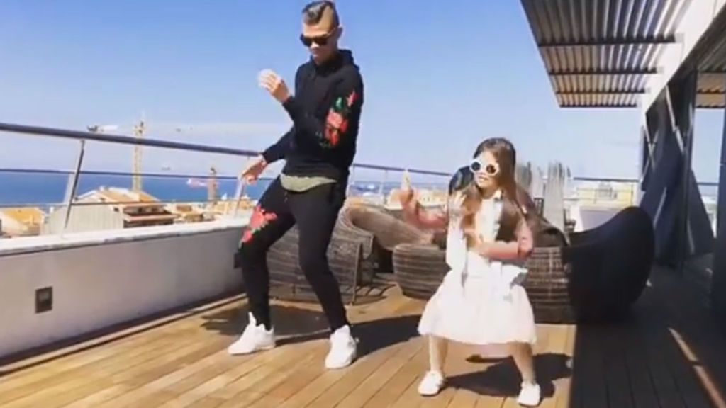 El baile viral de 'reggaeton' con el que Pepe y su hija retan a James Rodríguez