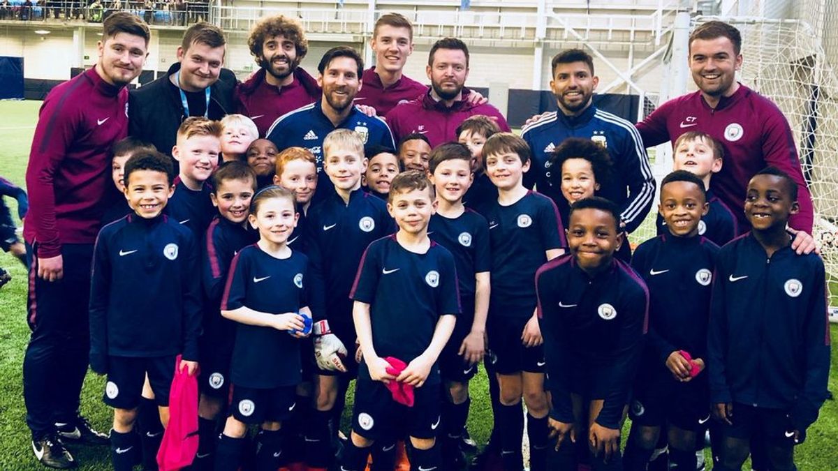 La sorpresa de Leo Messi con los niños más pequeños del Manchester City