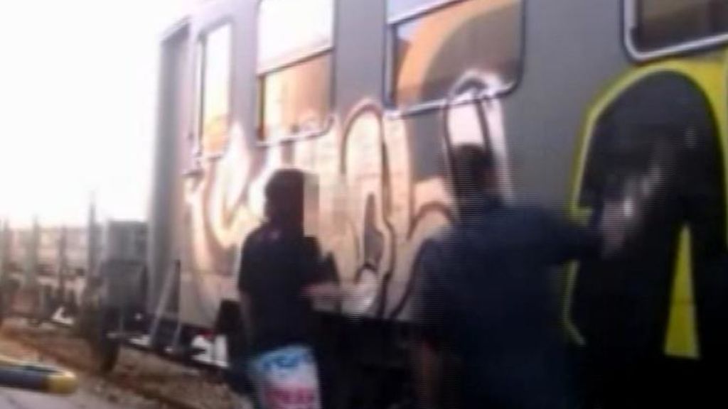 Detenidos cuatro grafiteros después de sembrar el pánico en un tren en Madrid