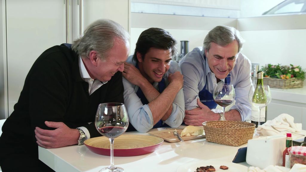 Fernando Alonso bromea al teléfono: "Os acompaño cuando queráis pero los espaguetis de Carlos no los pruebo"