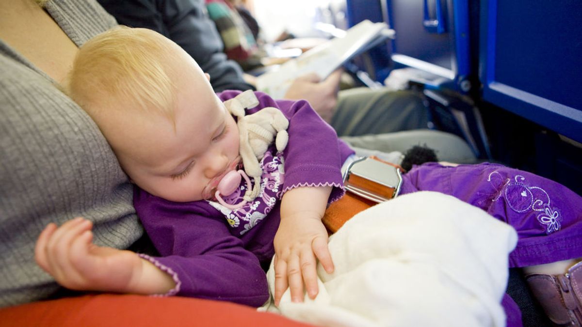 El inolvidable gesto de unos padres con los pasajeros de un avión