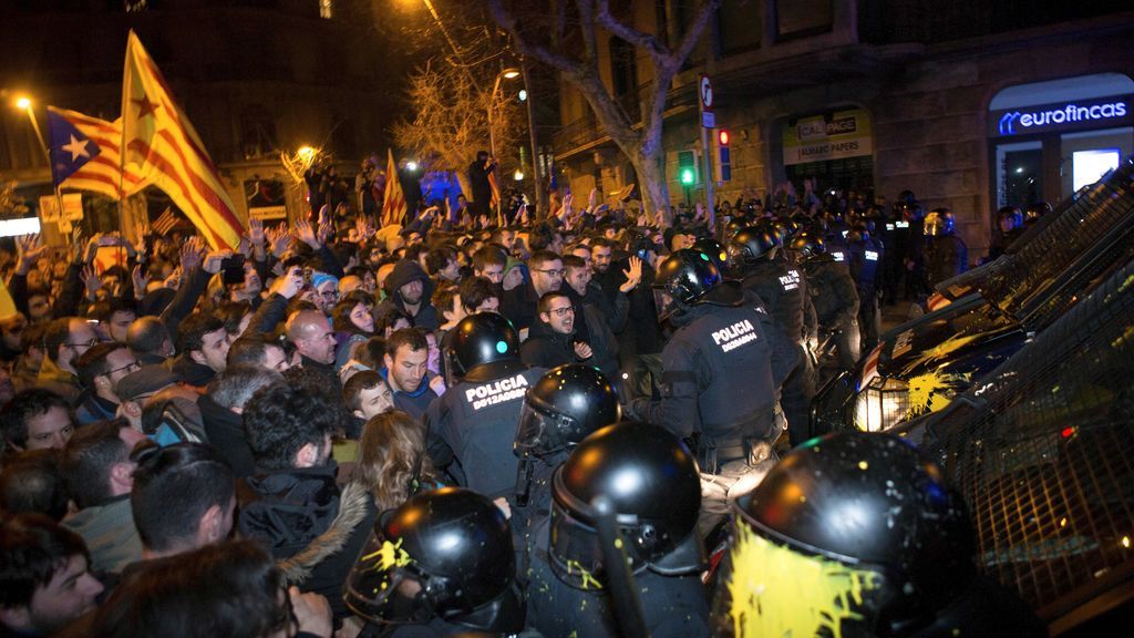 Máxima tensión entre los Mossos y manifestantes en Barcelona