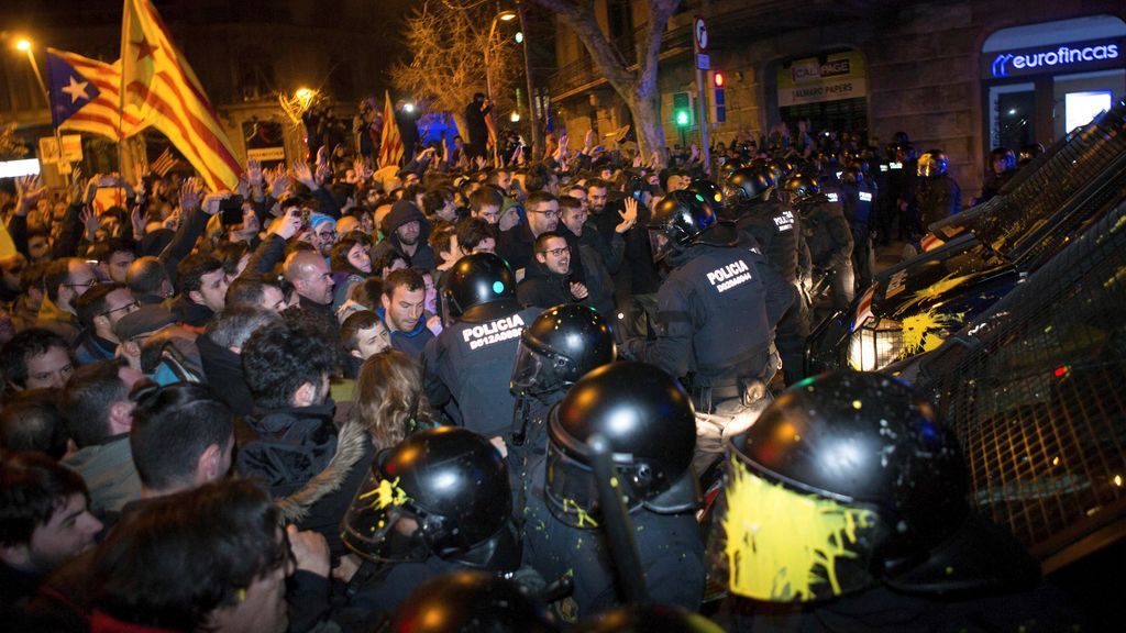 Máxima tensión entre los Mossos y manifestantes en Barcelona