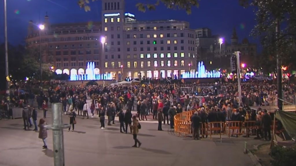 Cientos de personas salen a la calle en Cataluña pidiendo libertad para "los presos políticos"