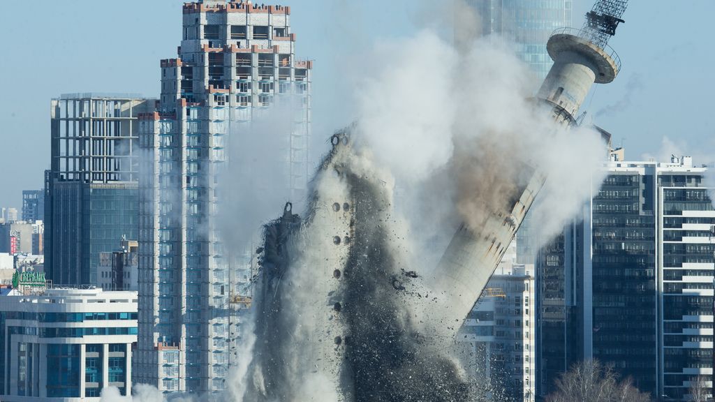 Derrumbe controlado de la torre de televisión rusa