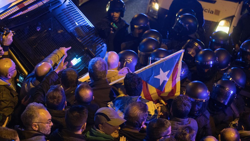 Multitudinarias protestas durante la noche en Barcelona contra la decisión del juez Llarena
