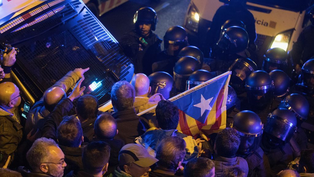 Multitudinarias protestas durante la noche en Barcelona contra la decisión del juez Llarena