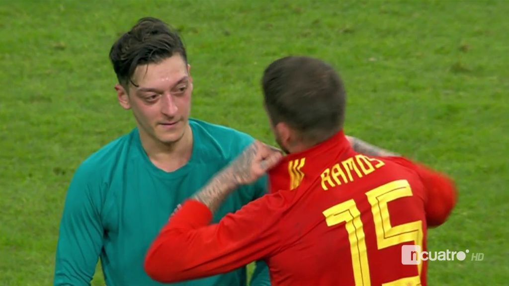 El reencuentro de Sergio Ramos y Özil tras el empate entre España y Alemania