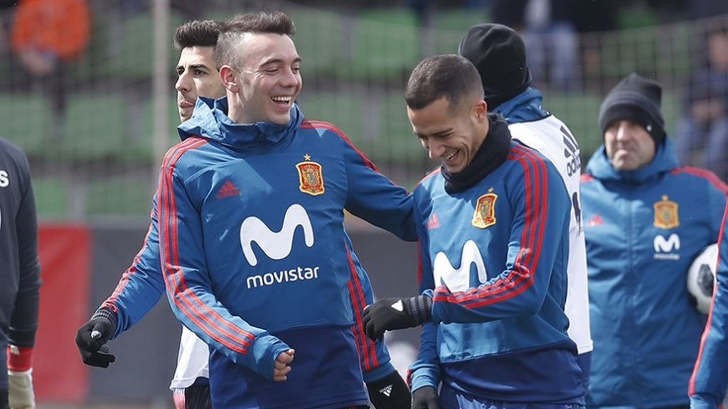 Sonrisas y gran ambiente en el entrenamiento de La Roja