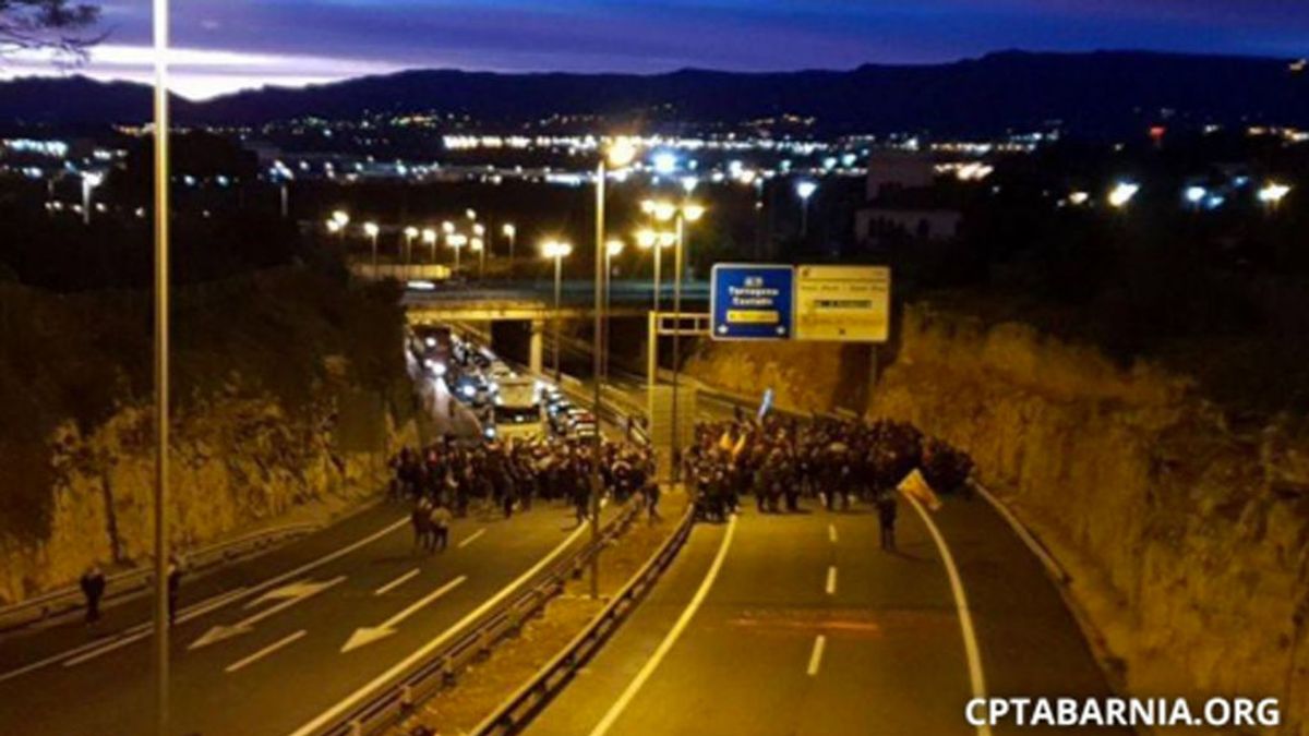 Una manifestación corta la AP-7 en Tarragona en protesta por el encarcelamiento de soberanistas