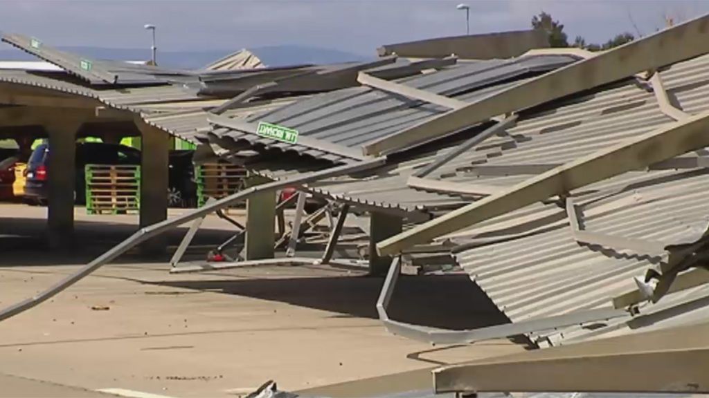 Numerosos destrozos tras el paso de un tornado en Xàtiva