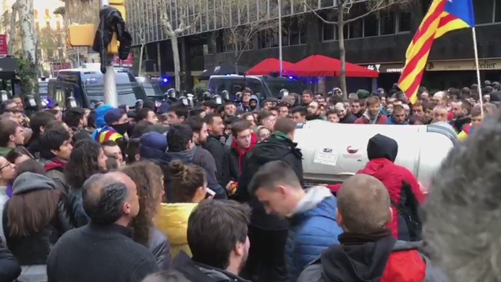 Se oyen disparos en la manifestación por el ingreso en prisión de Puigdemont