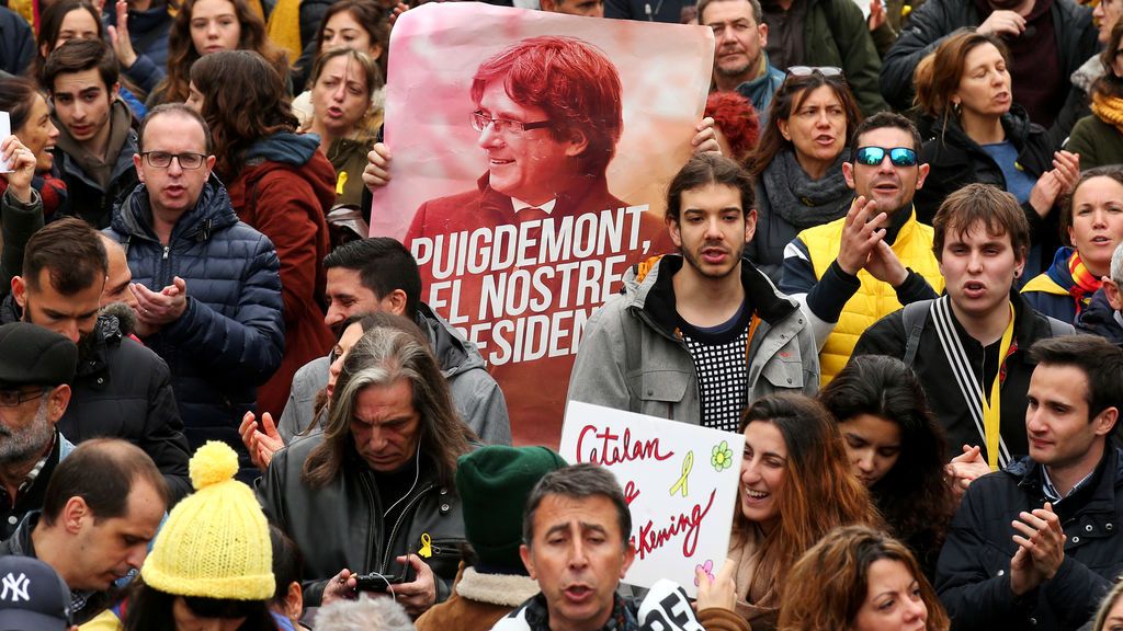Miles de personas se manifiestan en Barcelona tras el arresto de Puigdemont