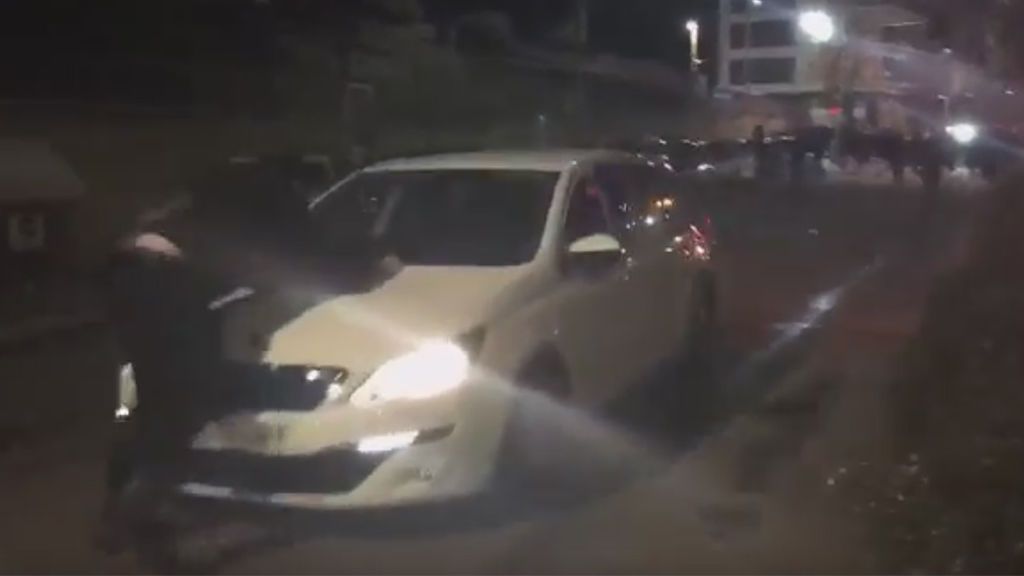 Un individuo arrastra a un manifestante independentista con el coche en Tarragona