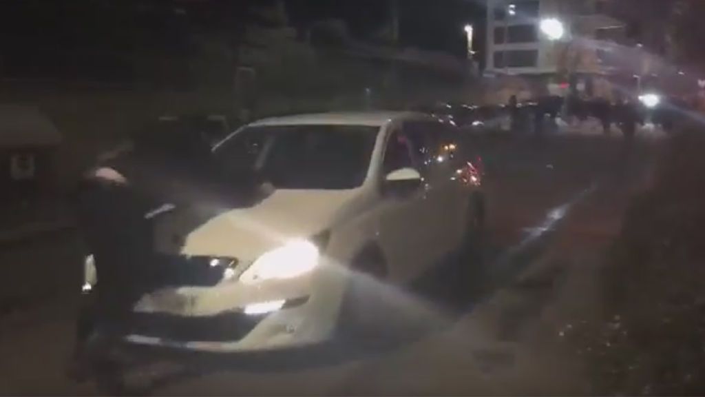 Un individuo arrastra a un manifestante independentista con el coche en Tarragona