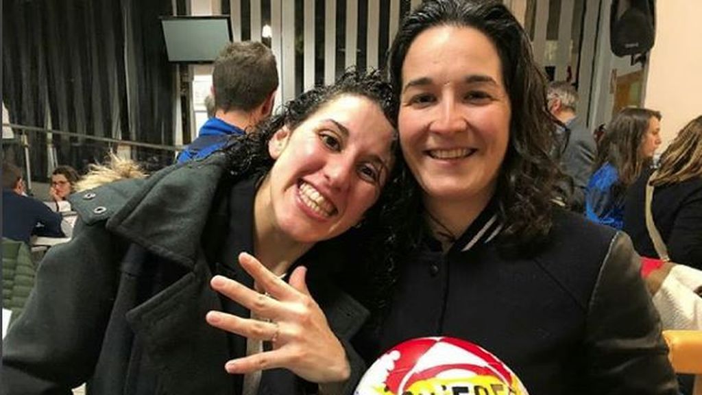 Momento romántico en un partido de fútbol sala: Su novia le pide matrimonio al acabar su partido