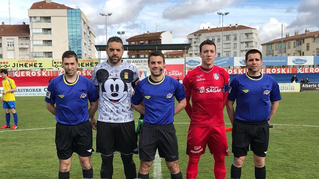 La camiseta del portero del Calasancio de la Tercera División que se ha hecho viral