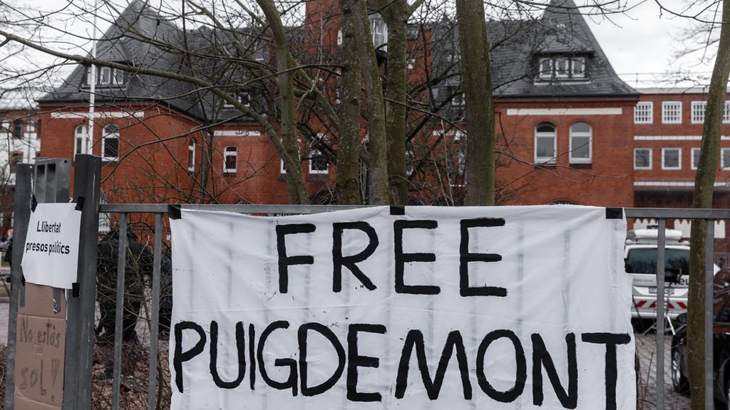 Gritos de "¡Puigdemont, no estás solo!" frente a la prisión de Neumünster