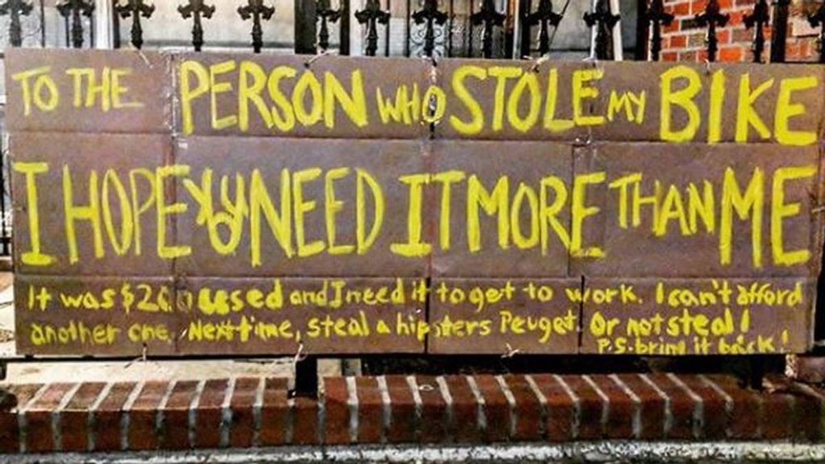 Cuelga un cartel para recuperar su bicicleta robada y recibe una oleada de solidaridad