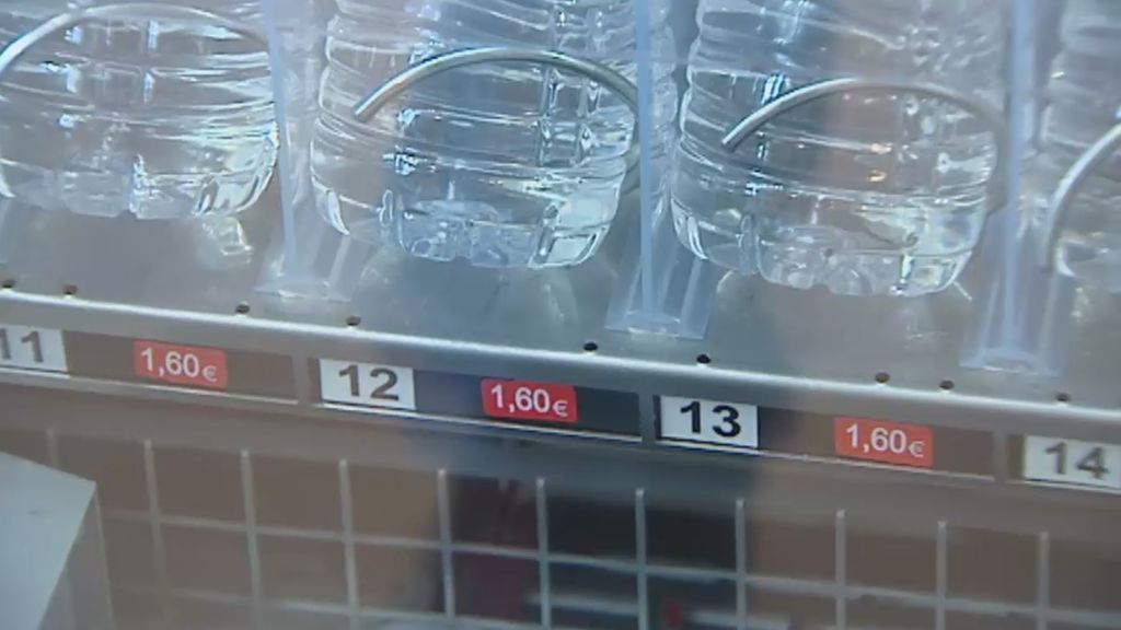 Los aeropuertos españoles tendrán que vender botellas de agua a un euro