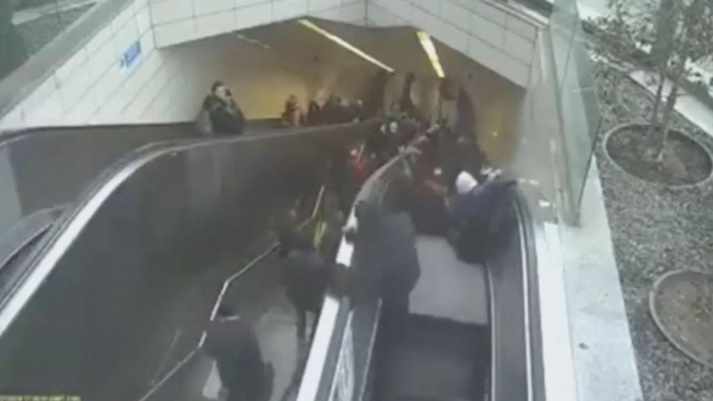 Así engulle una escalera mecánica a un hombre en el metro de Estambul