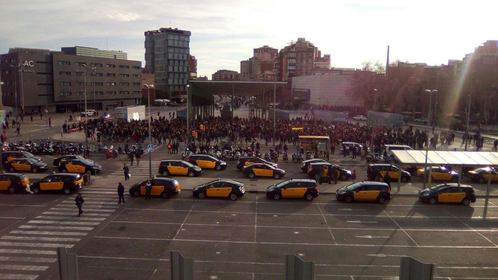 Miles de manifestantes se congregan en Sants para rodear la estación