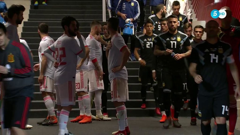 El gesto deportivo del partido: Ramos y Biglia hacen las paces en el túnel de vestuarios tras un pique en el España - Argentina
