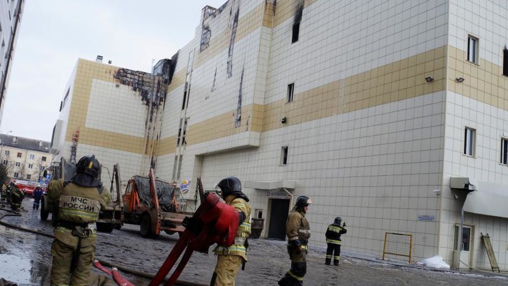Rusia investiga por qué las puertas del centro comercial incendiado estaban bloqueadas