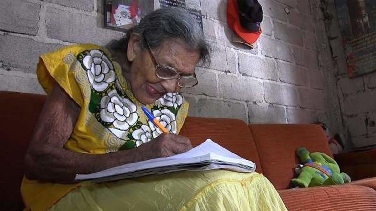 "Nunca es tarde para aprender": obtiene su título de secundaria a los 95 años