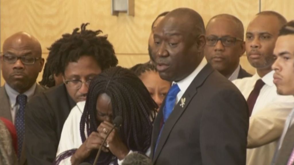 La familia del joven negro abatido en EEUU pide justicia por cómo actuó la policía
