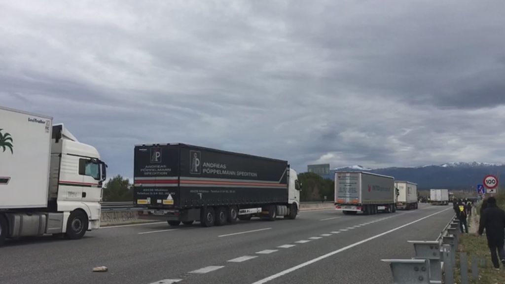 El intento de varios camioneros de circular por la AP-7 cortada por manifestantes